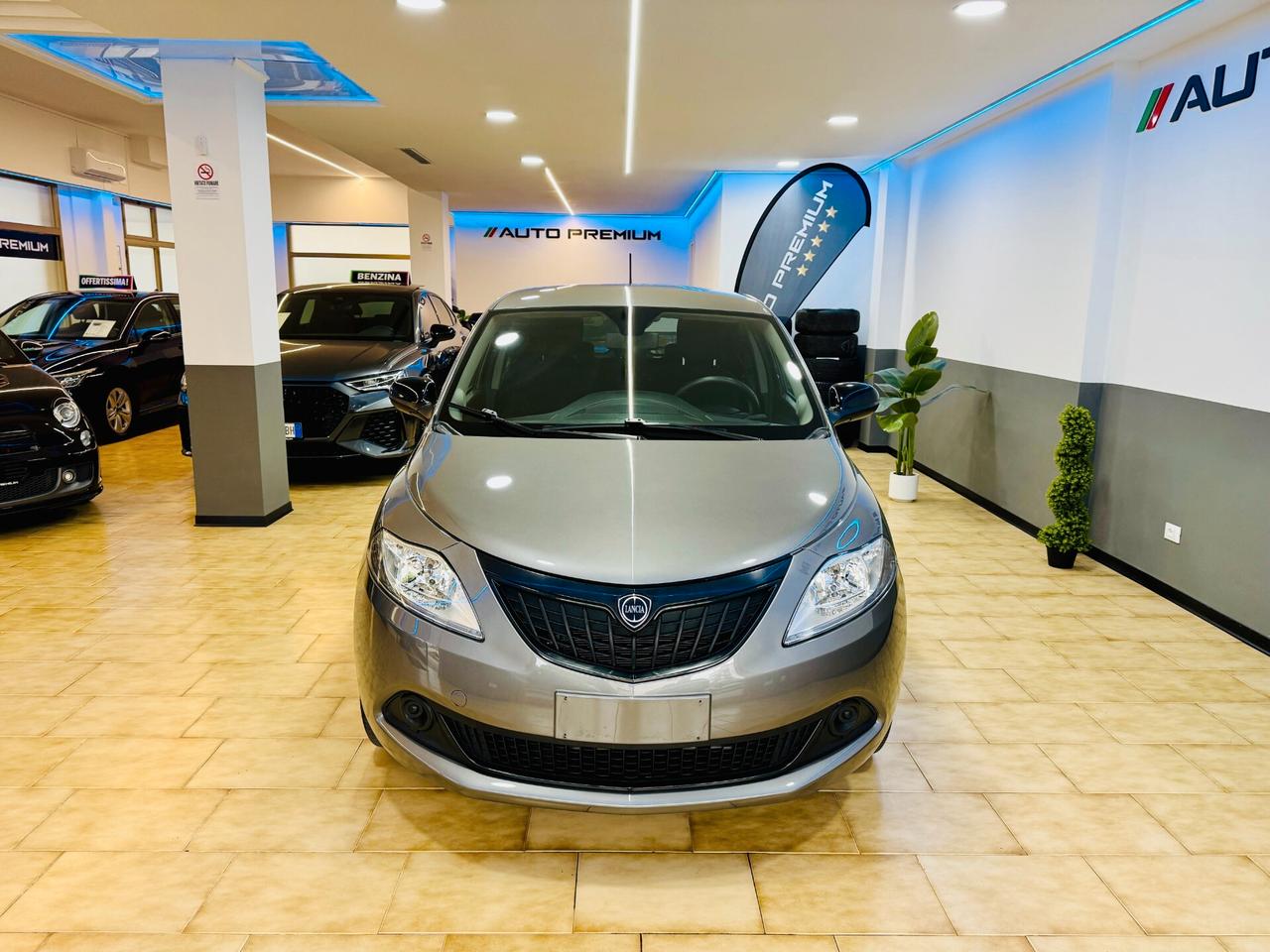 Lancia Ypsilon 1.0 Hybrid Silver / CarPlay S&S
