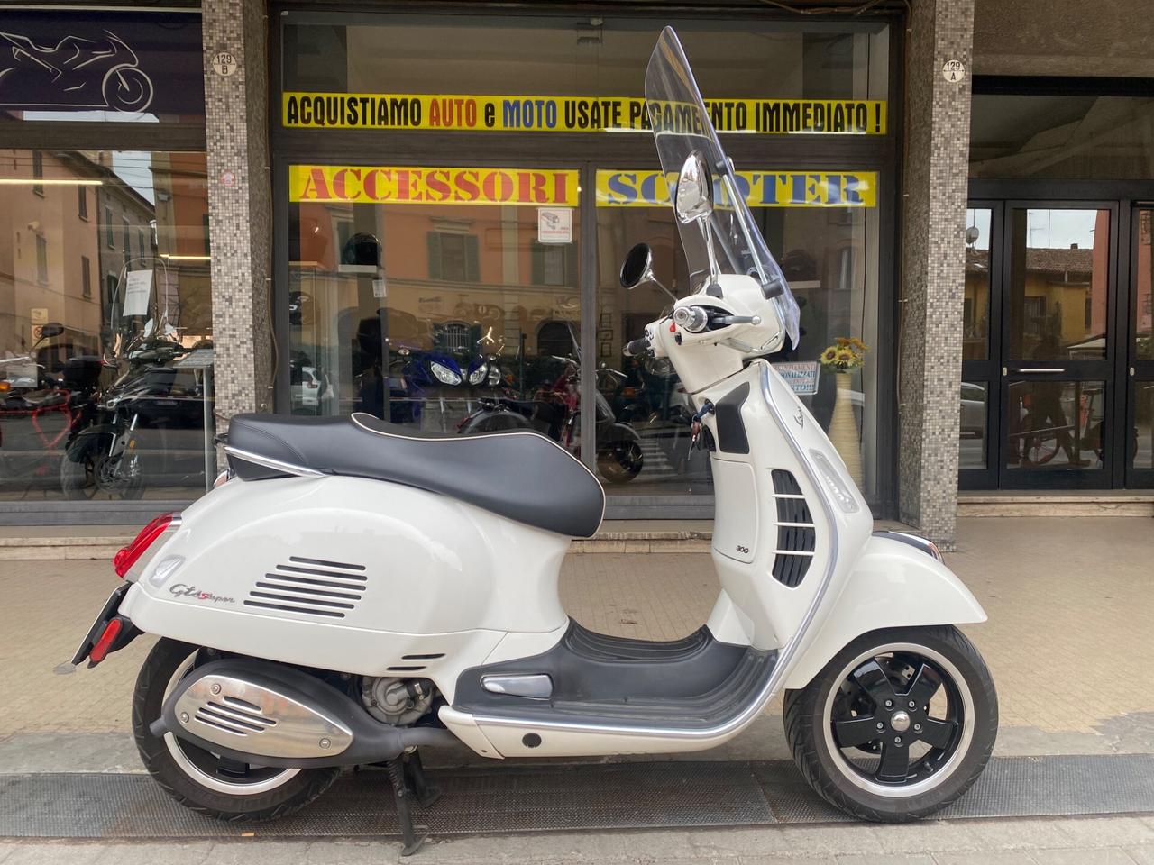 Piaggio Vespa 300 GTS anno 2017 km 11000 COME NUOVA!