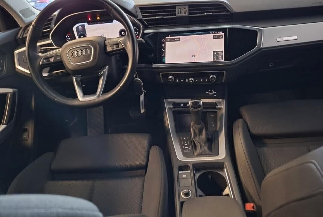 Audi Q3 150cv S tronic fari full led