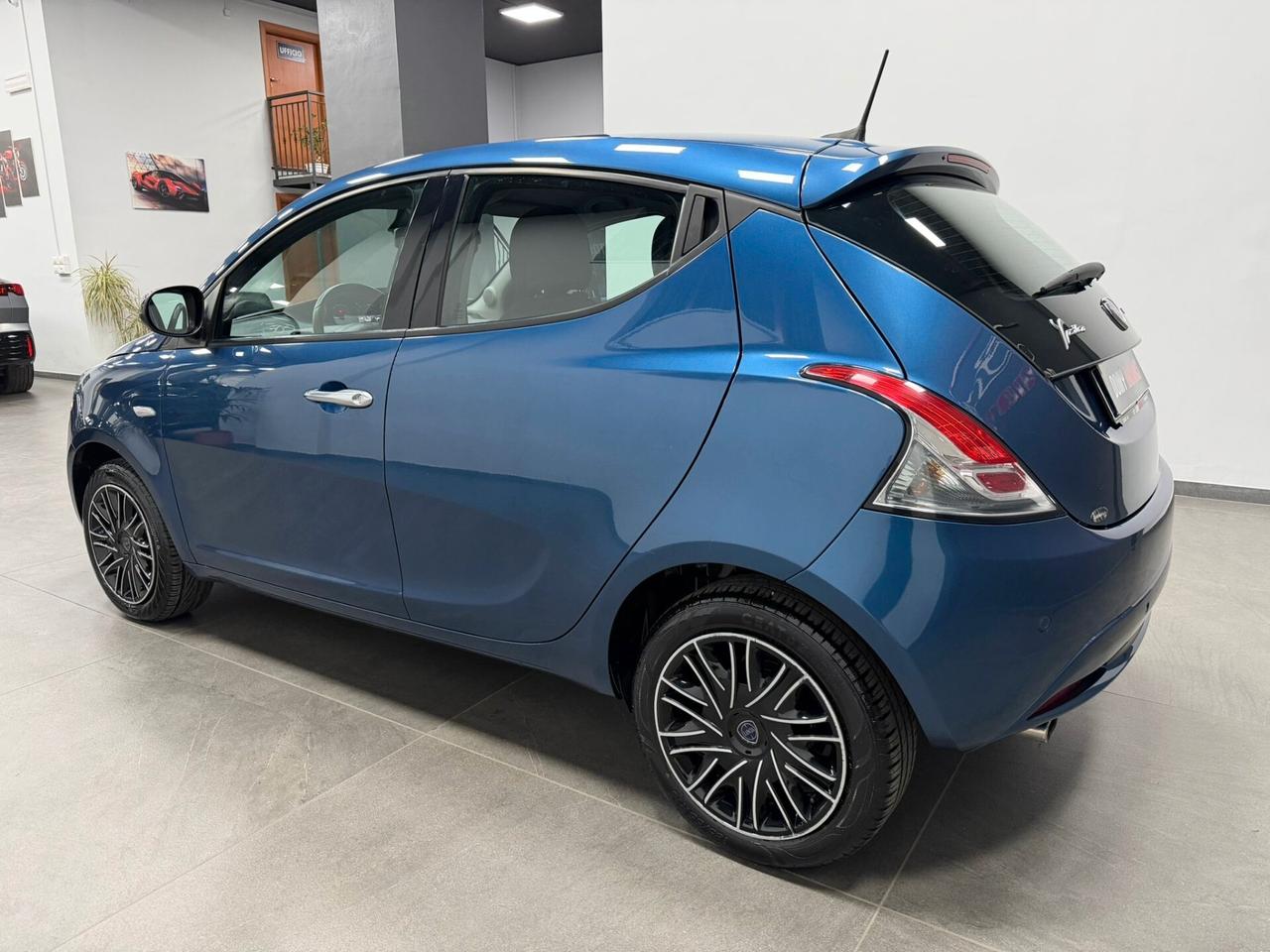 Lancia Ypsilon 1.0 FireFly 5 porte S&S Hybrid Ecochic Silver