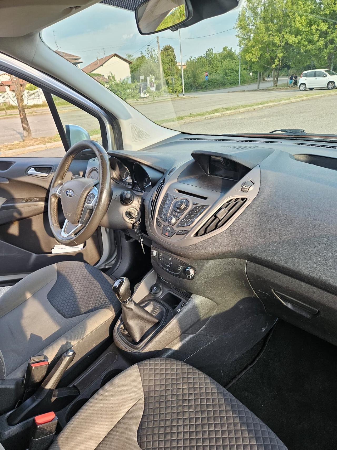 Ford Tourneo Courier 1.5 Titanium