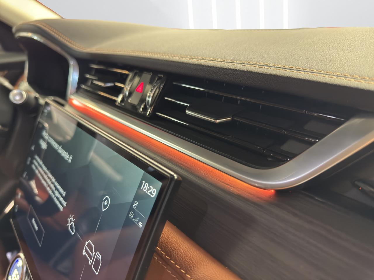 Jaguar F-Pace 2.0d i4 mhev R-Dynamic SE awd 204cv auto
