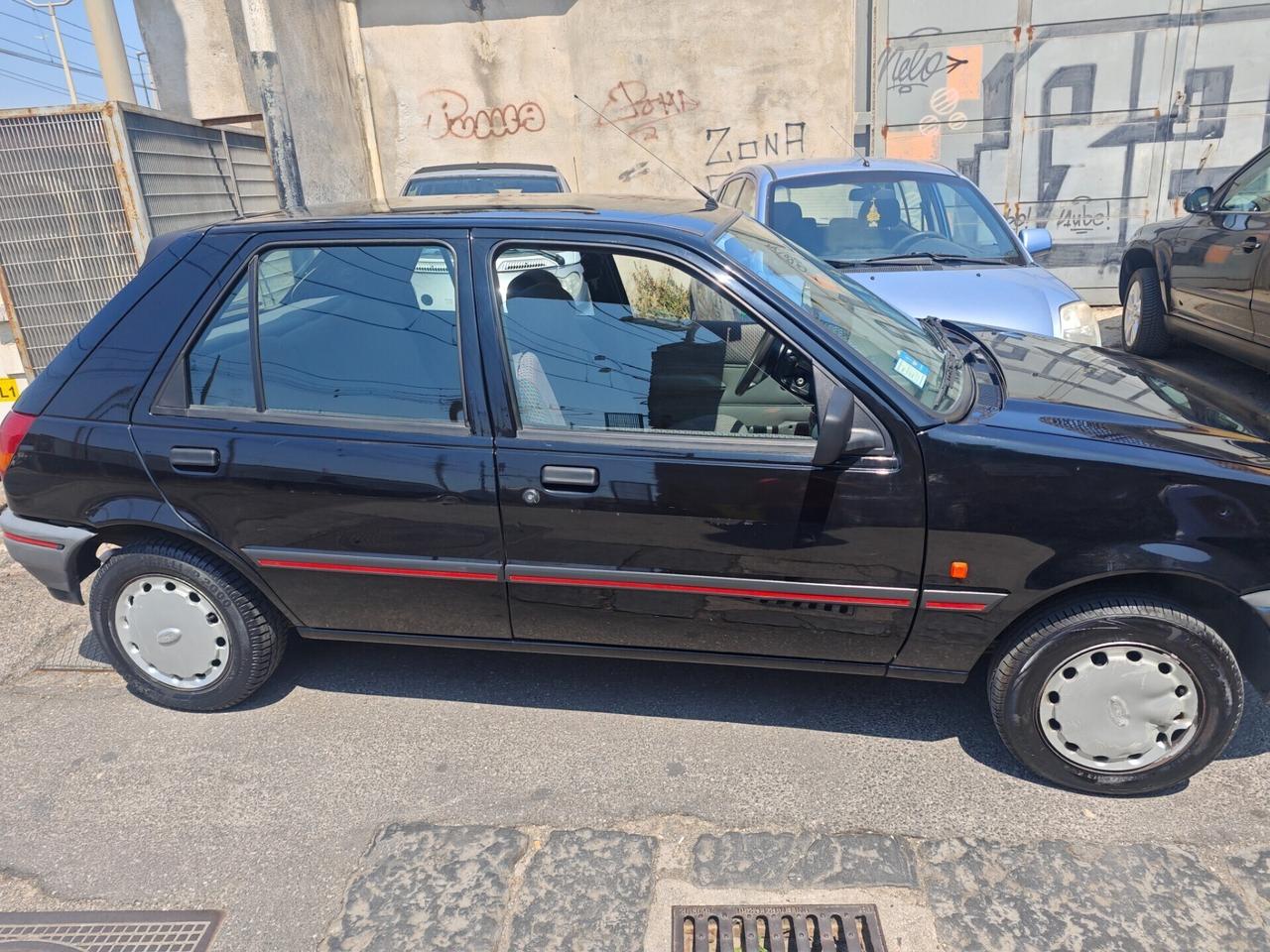 Ford Fiesta 1.1 5 porte Ghia