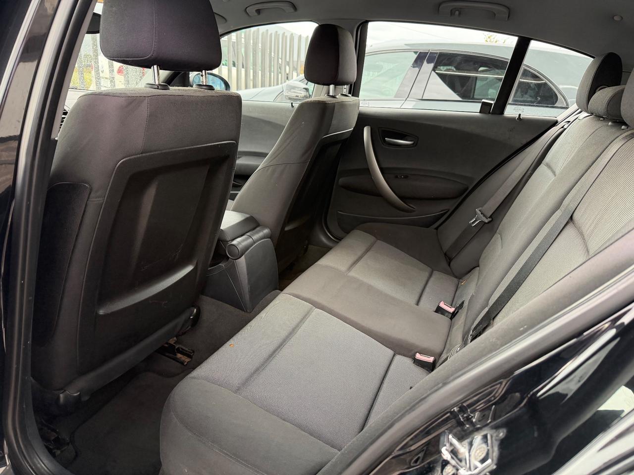 BMW 116i Futura 116cv Total Black okneopatentati
