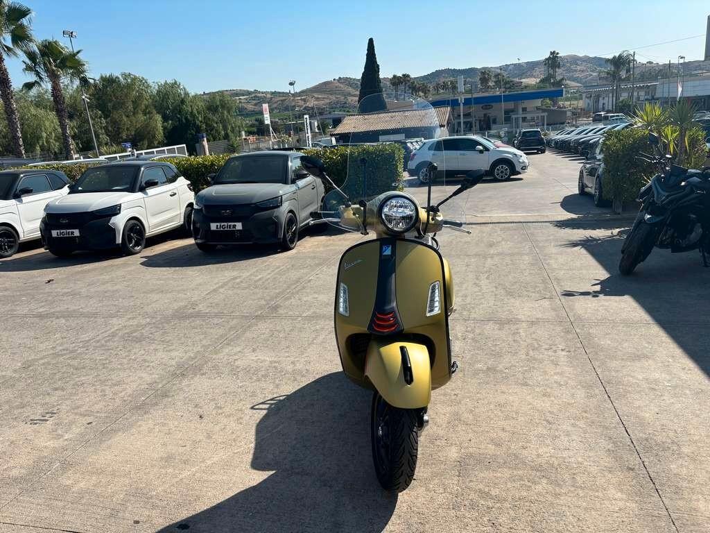 Piaggio Vespa 300 GTS Super 2019 / KM 4.000 Tua a solo 45 Euro al mese