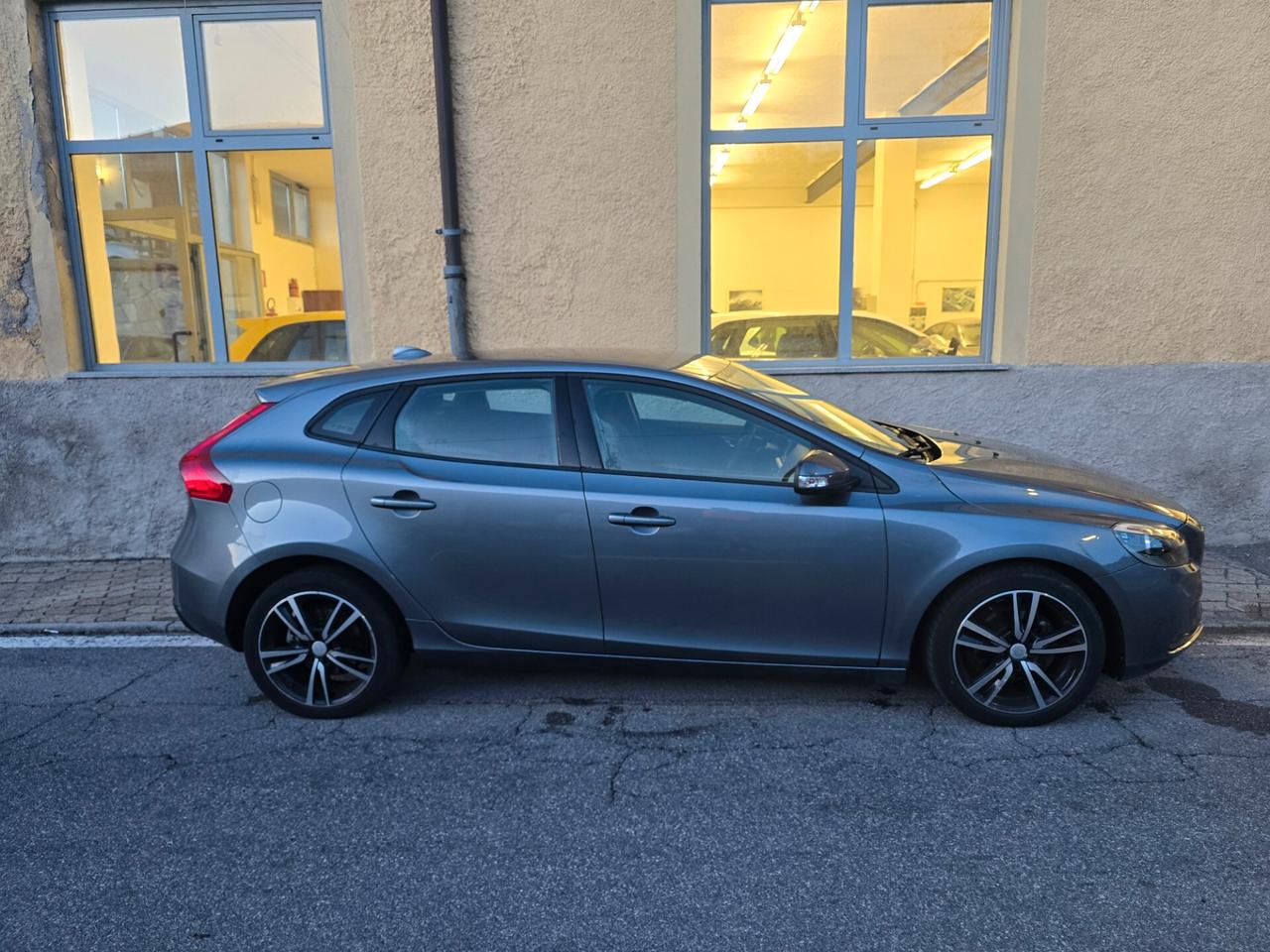 Volvo V40 D2 R design 2016 euro6 UNICOPROP