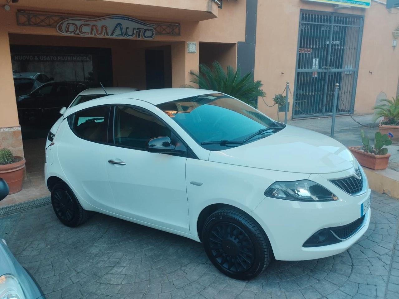 Lancia Ypsilon 1.0 FireFly 5 porte S&S Hybrid Ecochic Silver