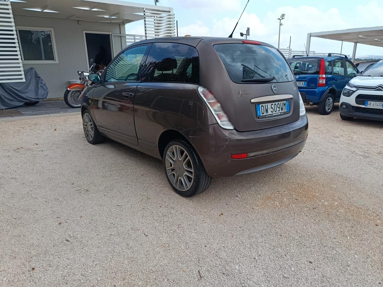 Lancia Ypsilon 1.2 versus