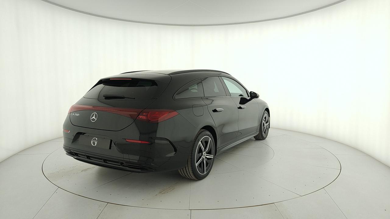 Mercedes-Benz CLA 250+ con tecnologia EQ