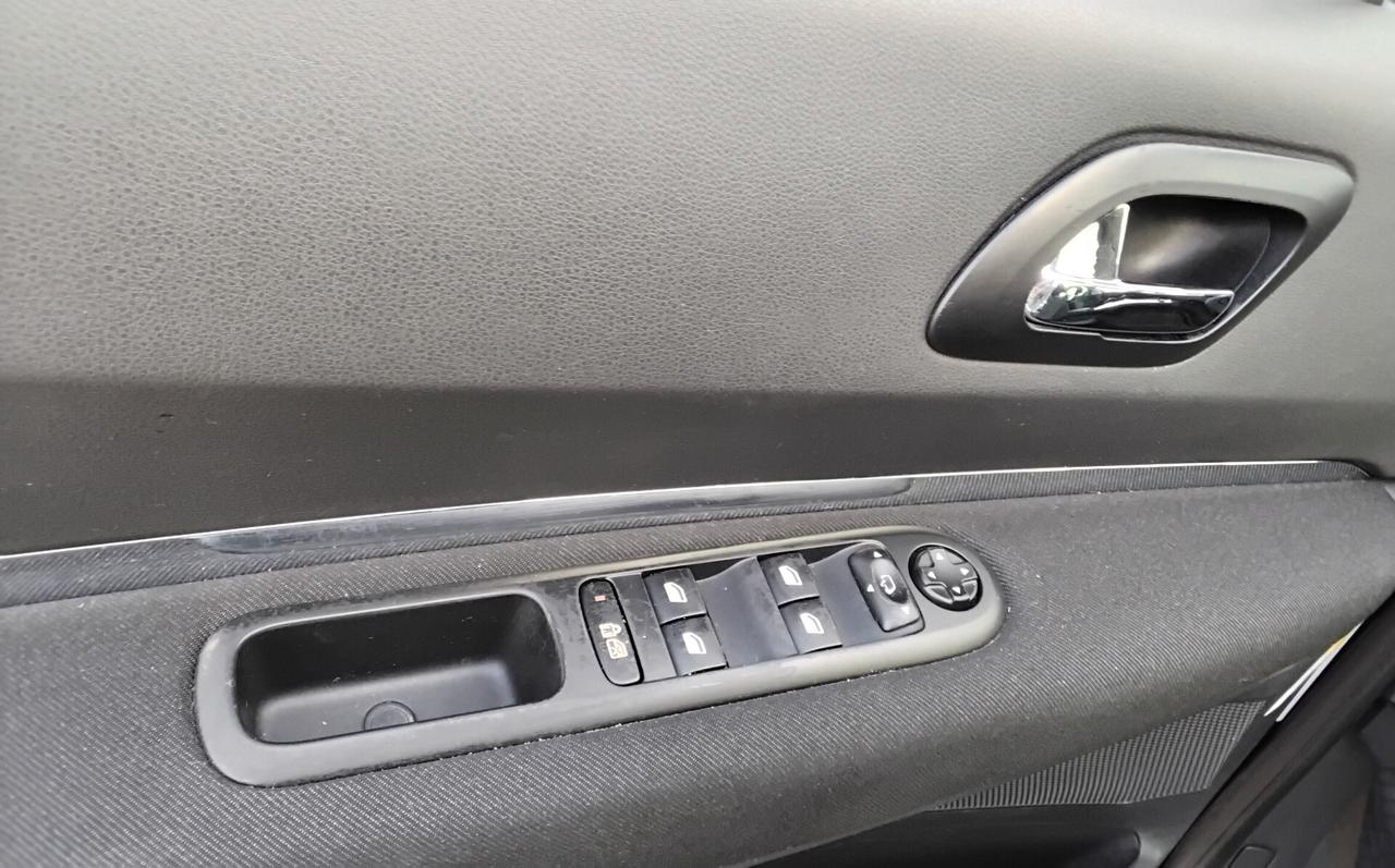 Peugeot 3008 1.6 HDi 112CV cambio robotizzato Premium