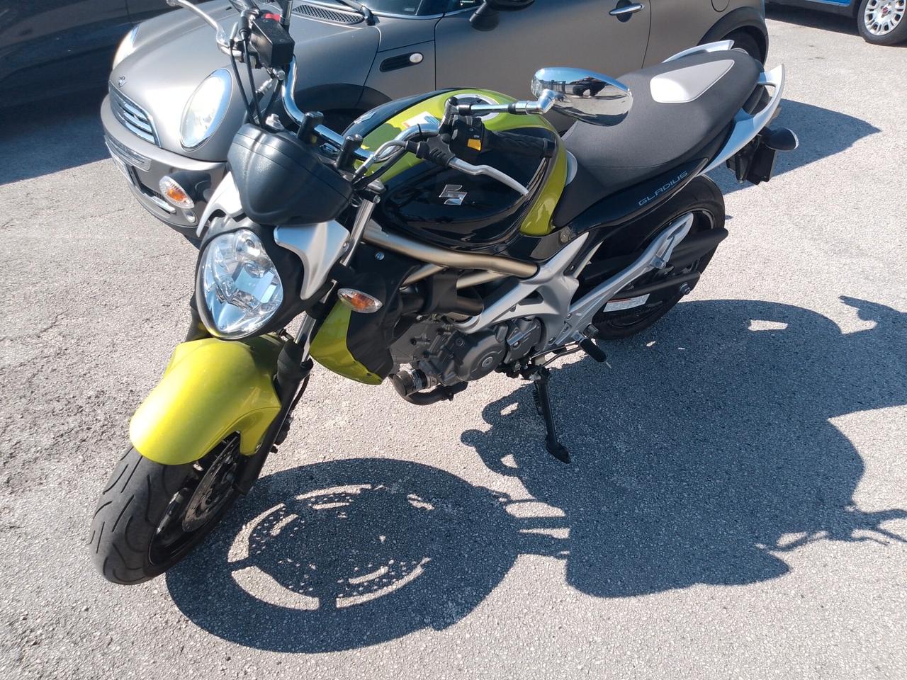 Suzuki Gladius 650 POCHISSIMI CHILOMETRI - PARI AL NUOVO