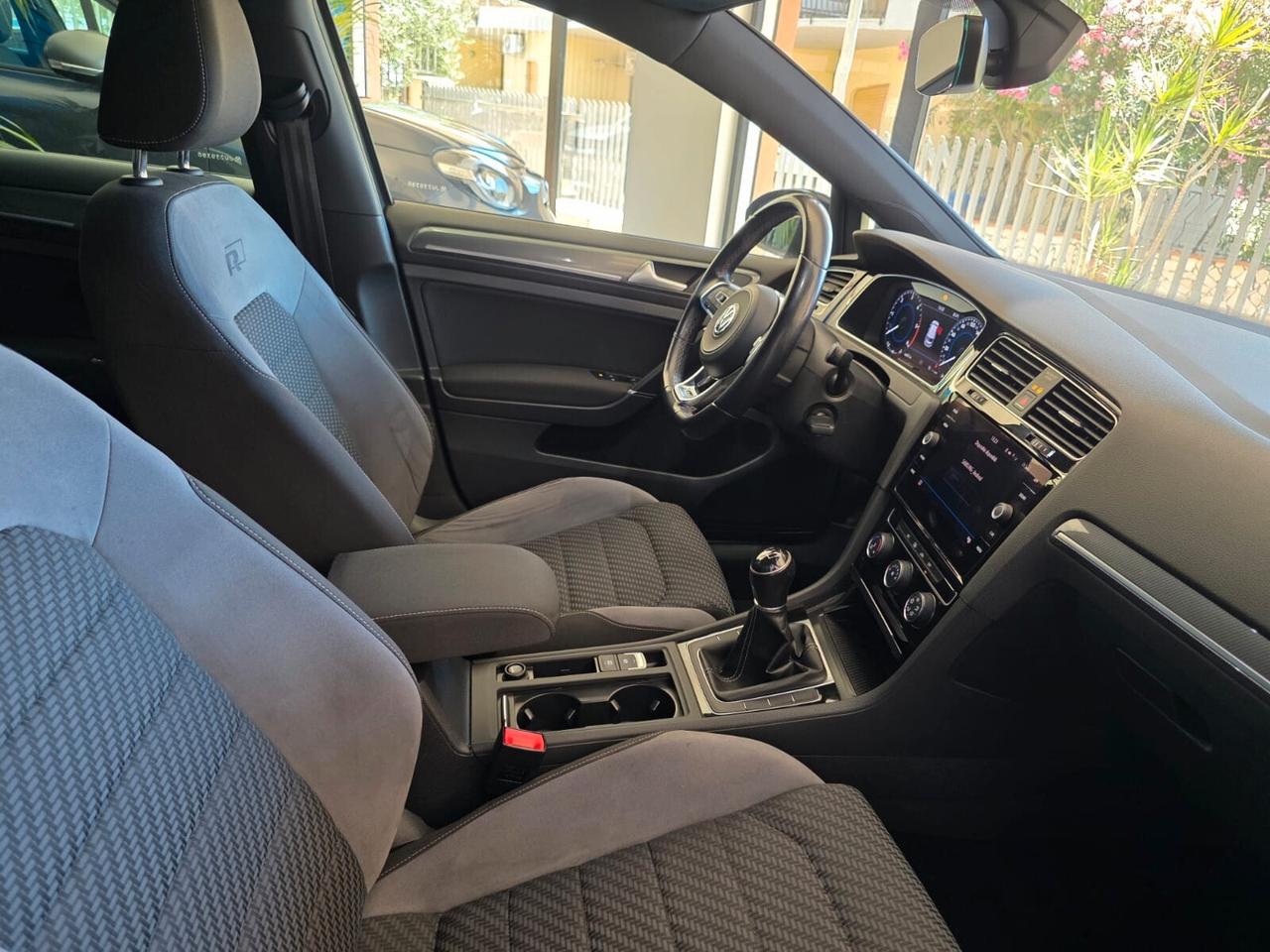 Volkswagen Golf 7.5 R-Line 1.6tdi VIRTUAL FARI LED