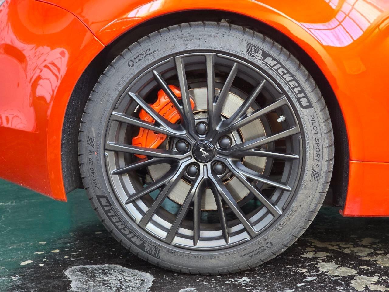 Alpine A110 S Orange, Carbonio