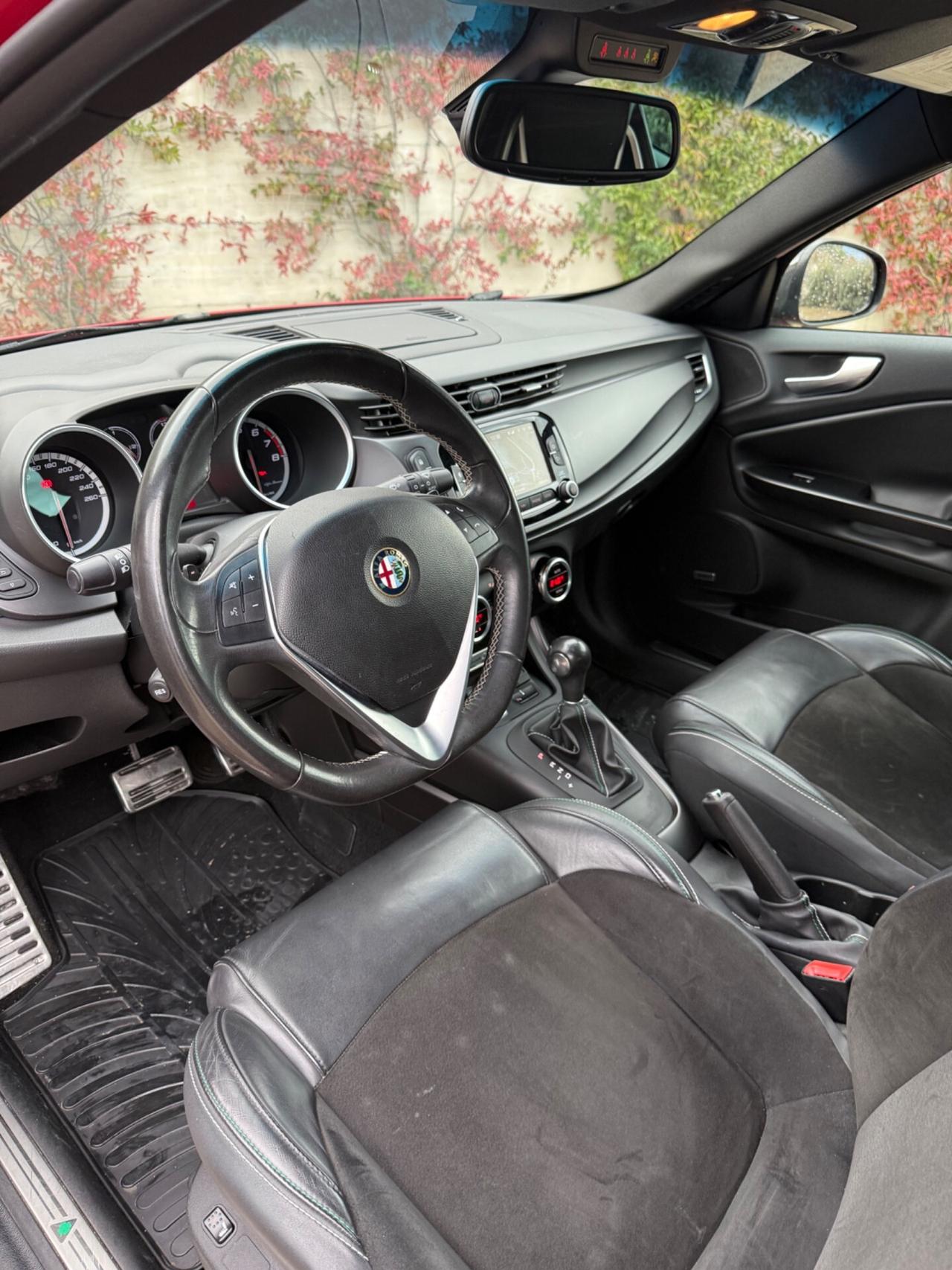 Alfa Romeo Giulietta 1750 Turbo TCT Quadrifoglio Verde Lounge Edition serie limitata N 239