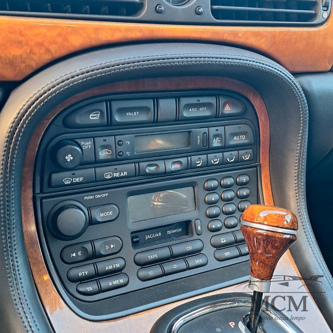 Jaguar XJ8 - 3.2 - V8 Executive - PARI AL NUOVO