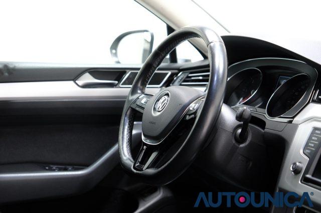VOLKSWAGEN Passat Variant 1.6 TDI SCR DSG R-LINE BMT