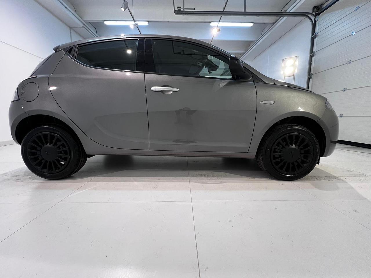 Lancia Ypsilon 1.0 FireFly 5 porte S&S Hybrid Silver