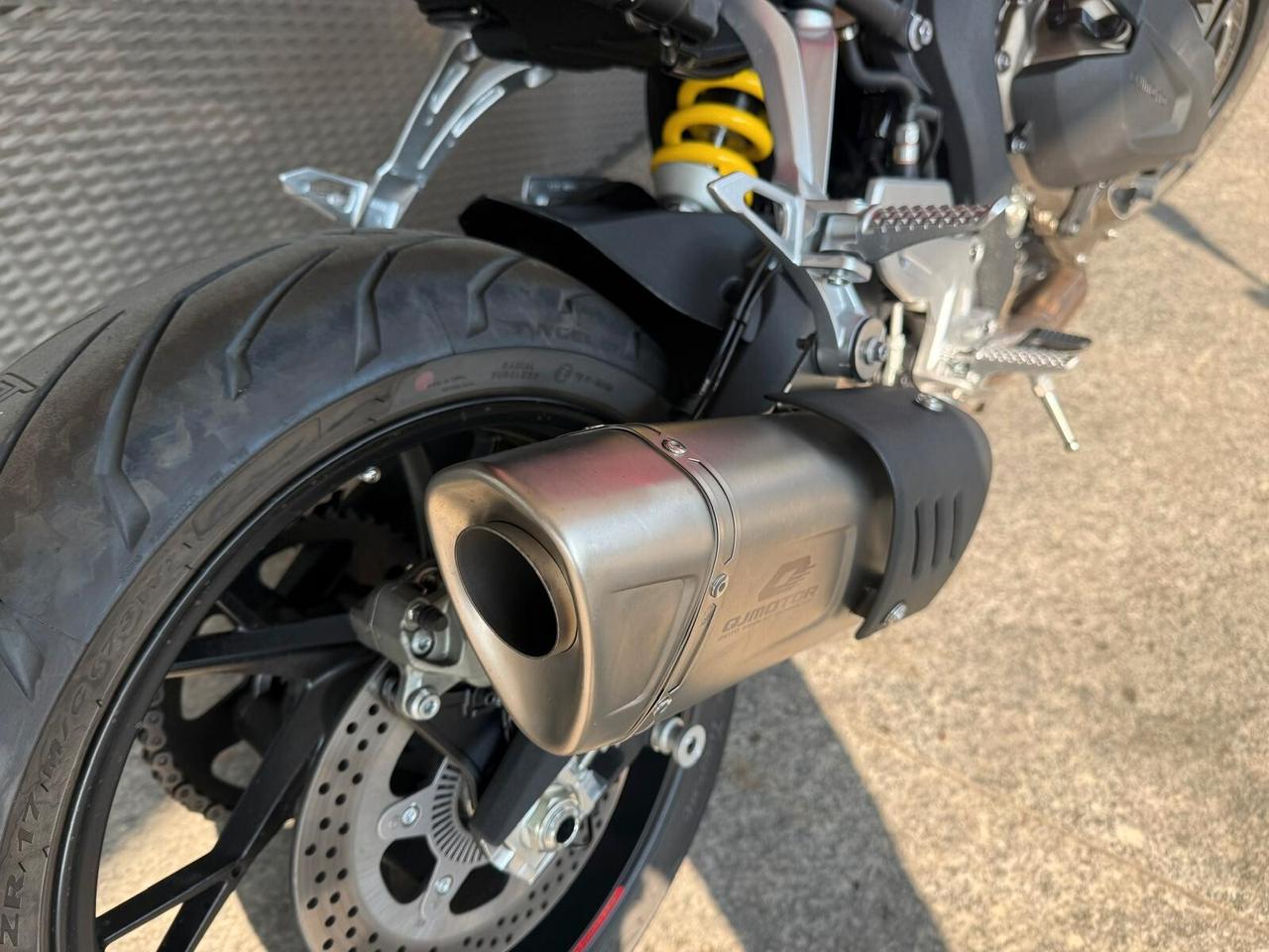 Qj Motor SRK 800 naked