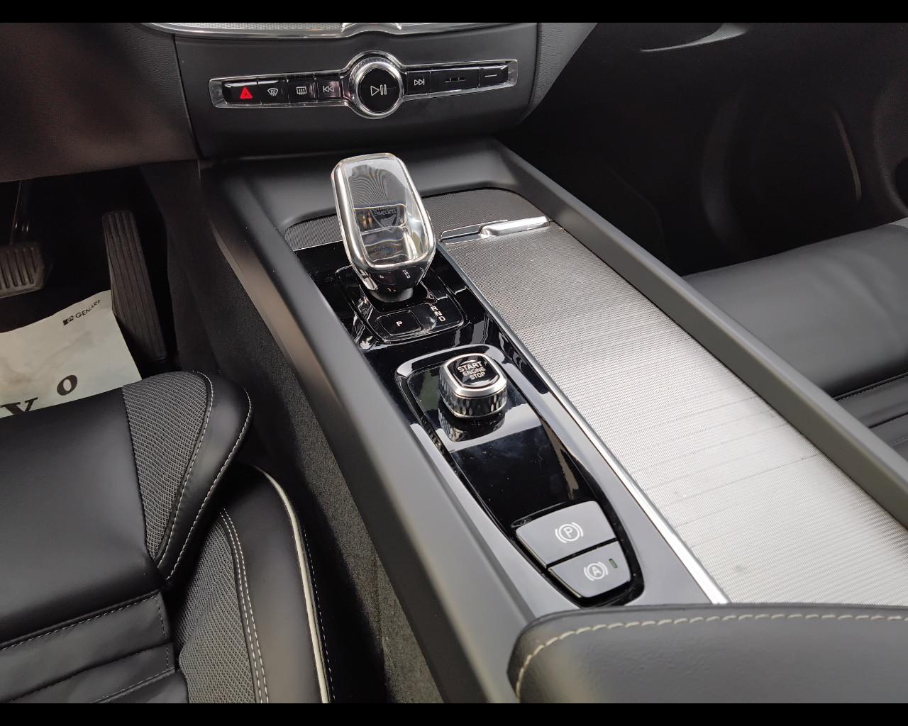 VOLVO XC60 II 2022 - XC60 2.0 b4 Plus Dark auto