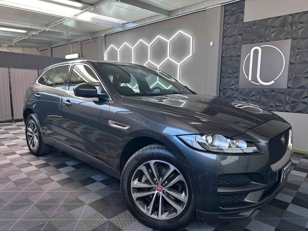 Jaguar F-Pace 2.0 D 180 CV AWD aut. Chequered Flag
