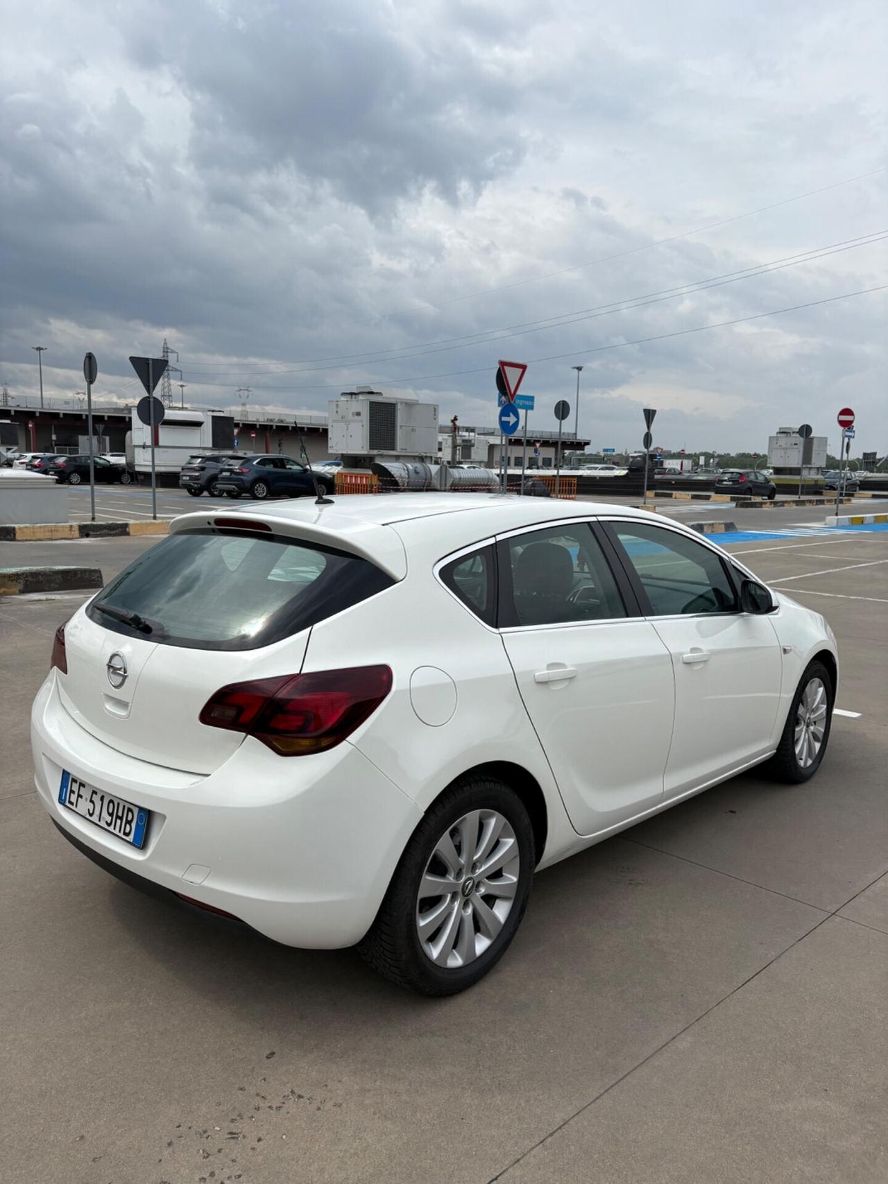 Opel Astra 1.7 CDTI 110CV 5 porte Ok neo patentati.