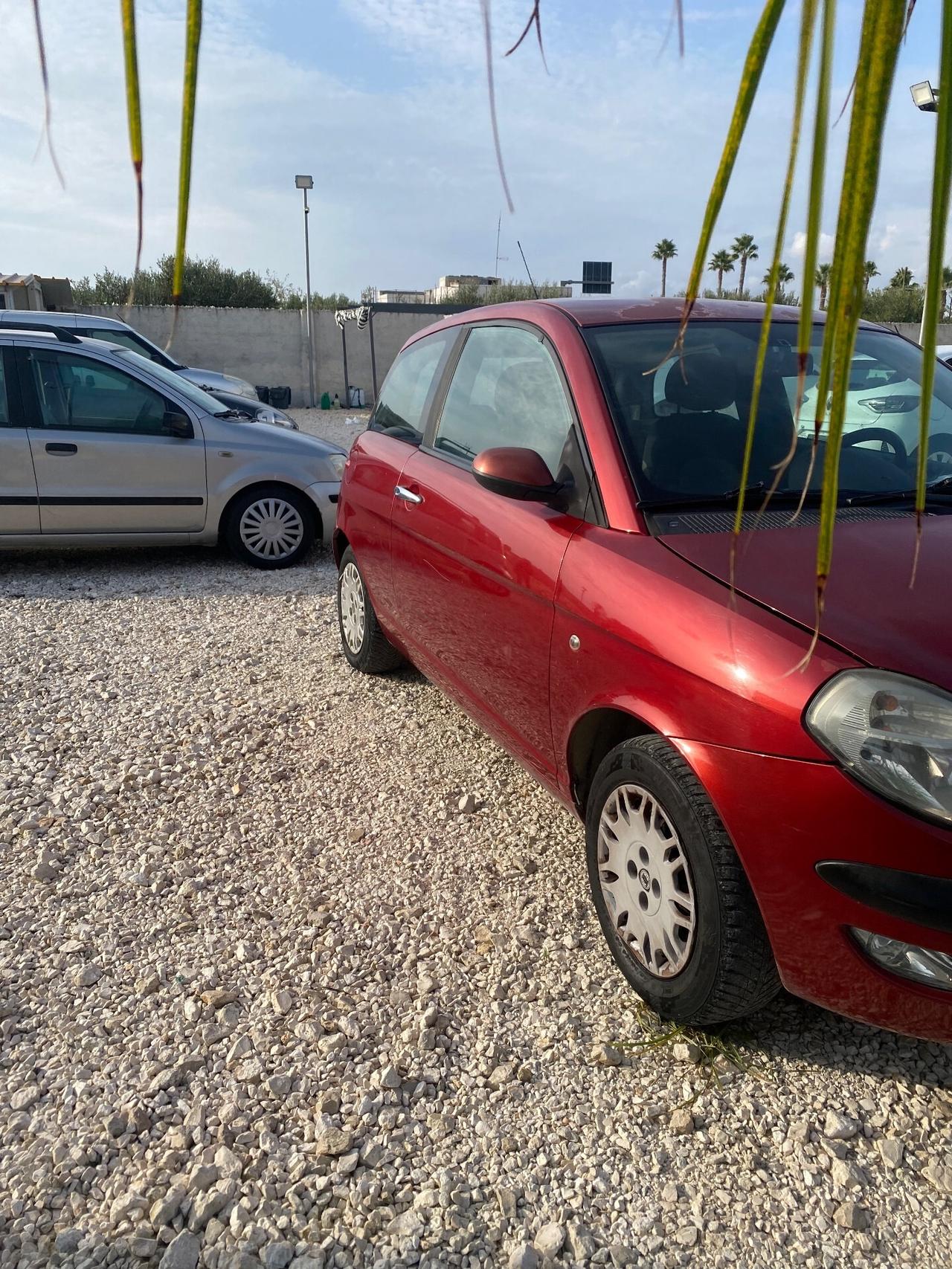 Lancia Ypsilon 1.3 MJT 75 CV Platino