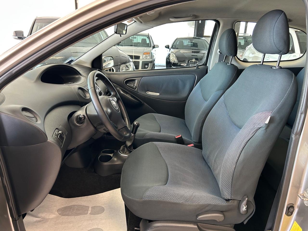 Toyota Yaris 1.0i 16V 65cv 112.000 KM