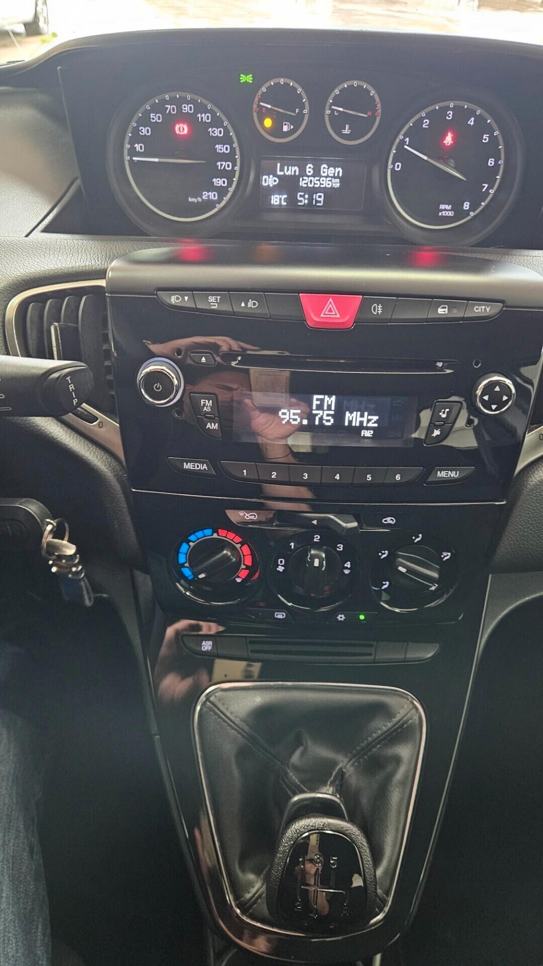Lancia Ypsilon 1.2 69 CV 5 porte Elefantino