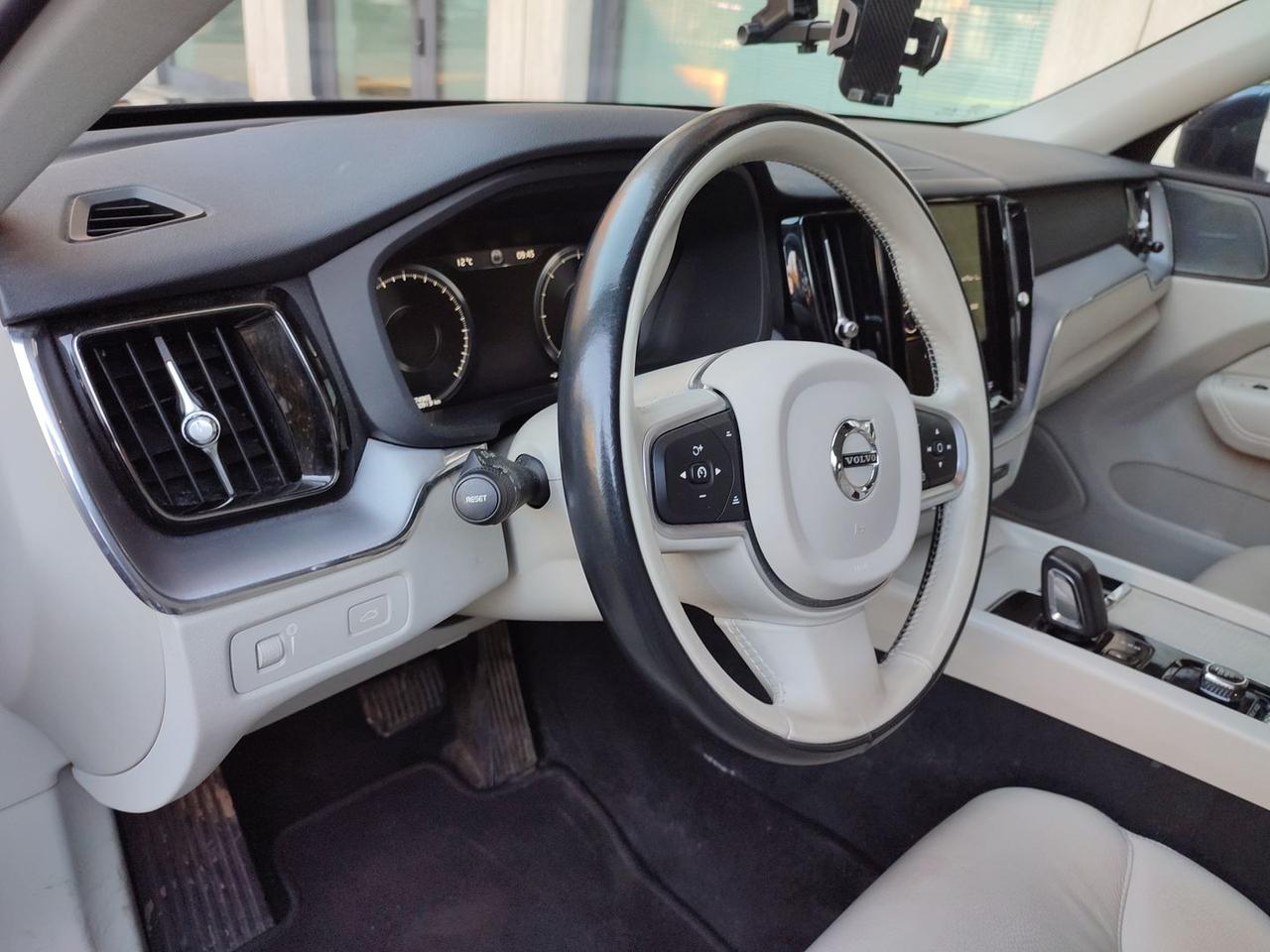 Volvo XC 60 2.0 B4 MHEV Momentum Pro #7446