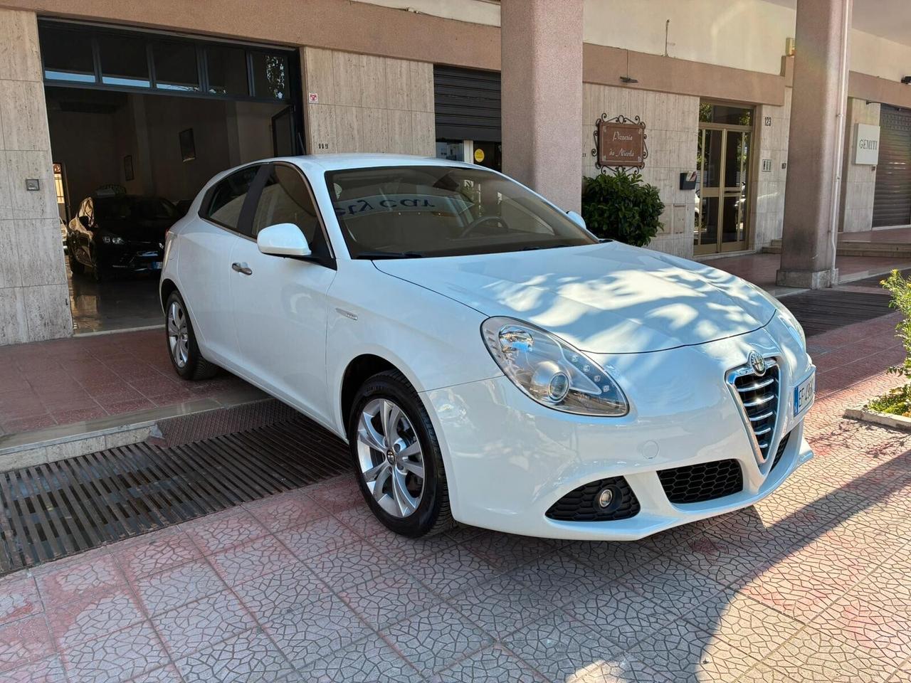 AlfaRomeoGiulietta 1.6mjet105CV tagliandata perfetta-11