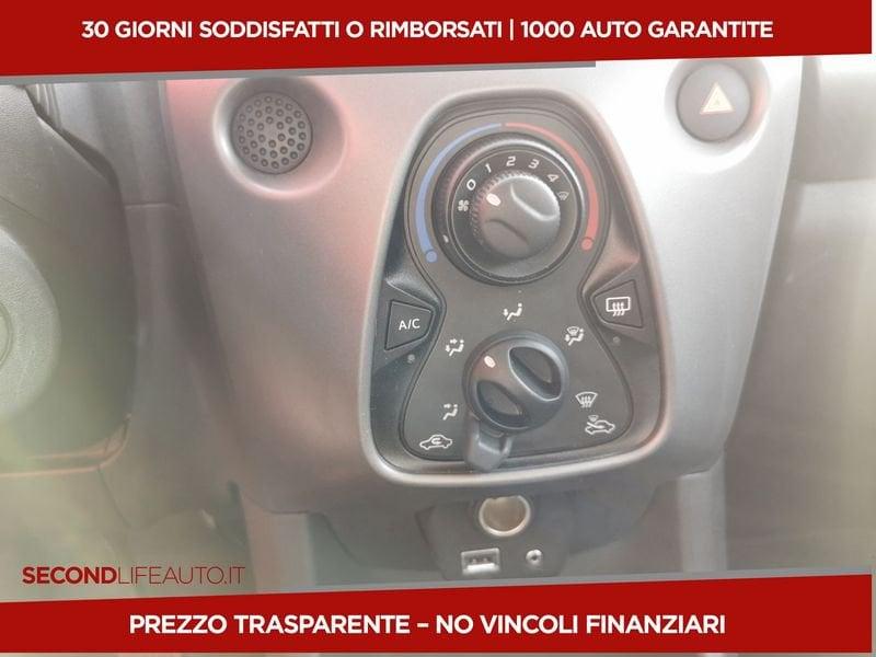 Toyota Aygo 5p 1.0 x-play m-mt 72cv