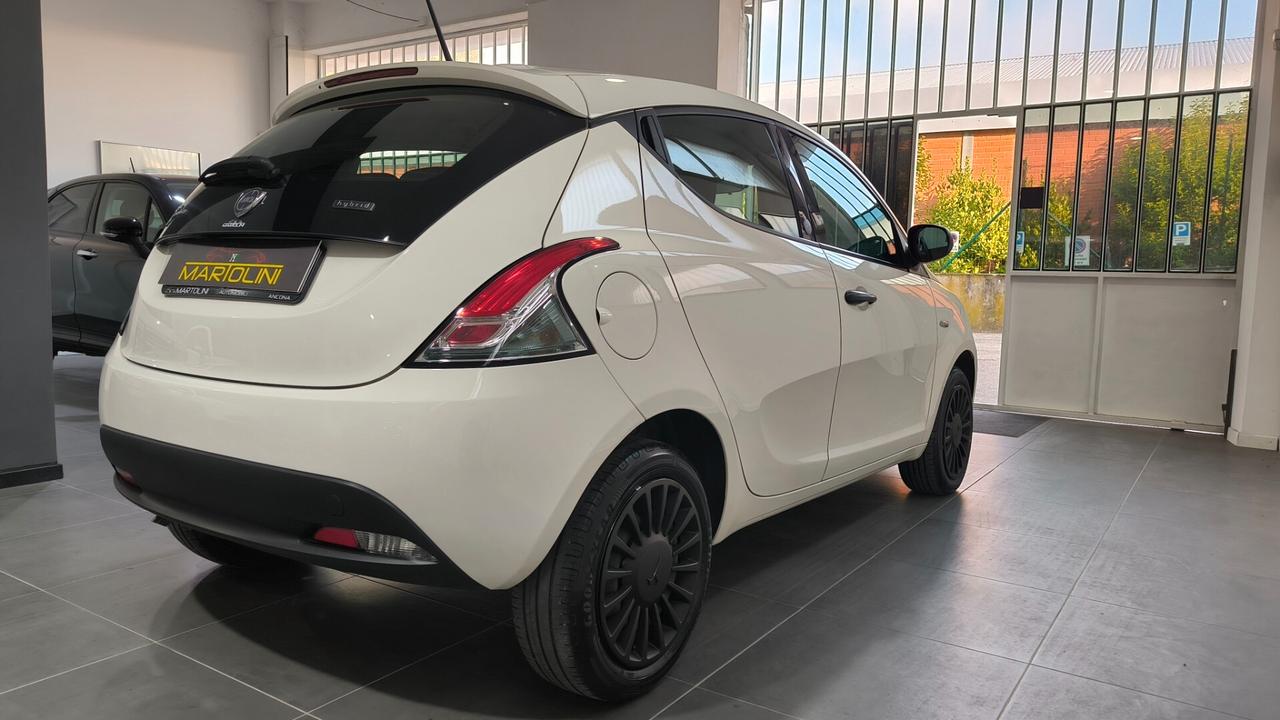 Lancia Ypsilon 1.0 FireFly 5 porte S&S Hybrid Ecochic Silver
