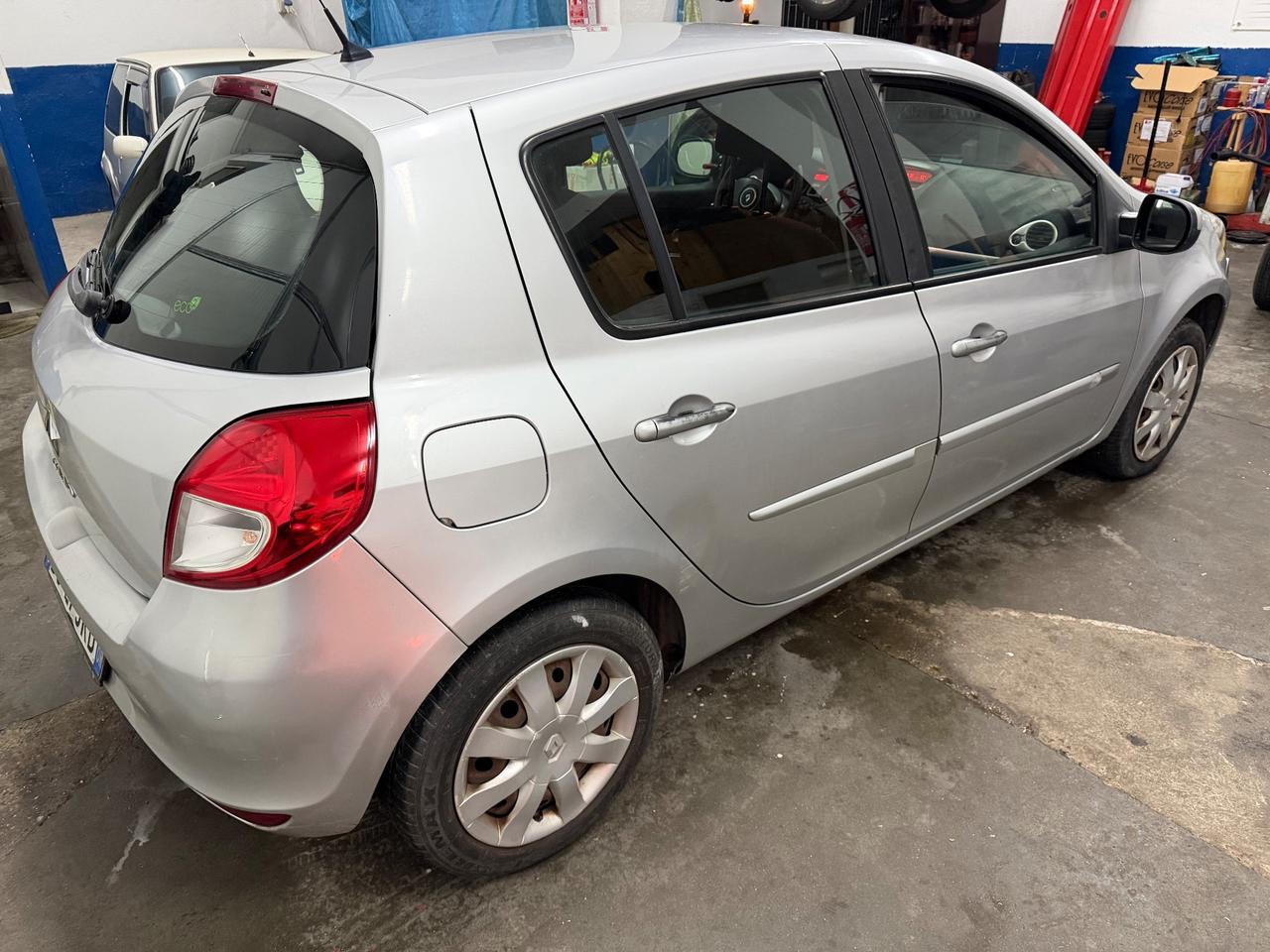 Renault Clio 1.2 16V 5 porte con gancio traino e carrello