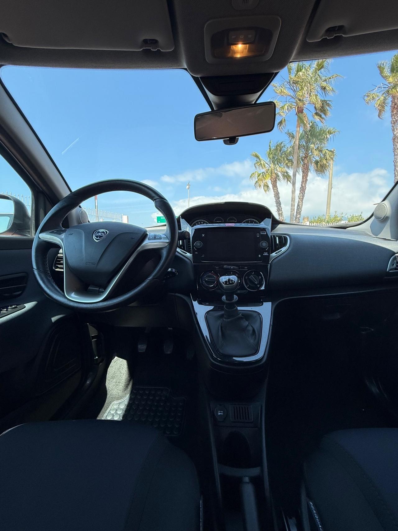 Lancia Ypsilon 1.0 Hybrid 69cv