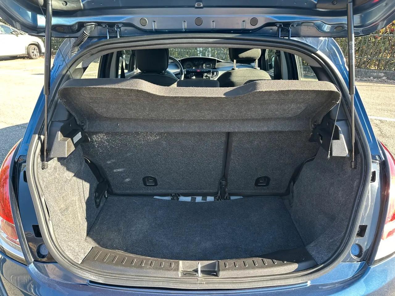 Lancia Ypsilon 1.0 Firefly Hybrid Silver