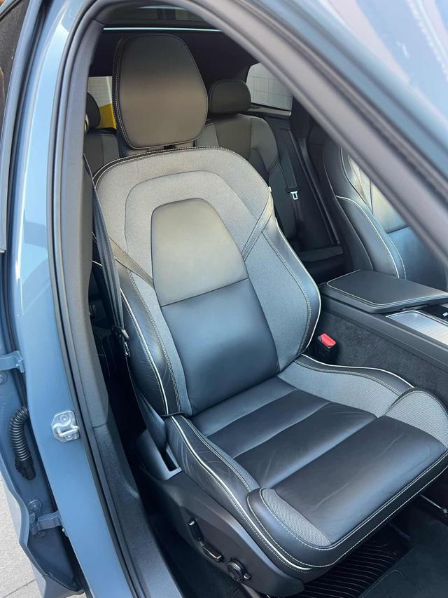 VOLVO XC60 2.0 B4 (d) R-design Dark Plus AWD