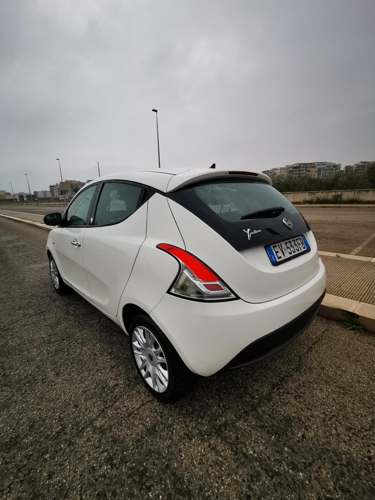 Lancia Ypsilon 1.2 69 CV 5P. GPL Silver 2014