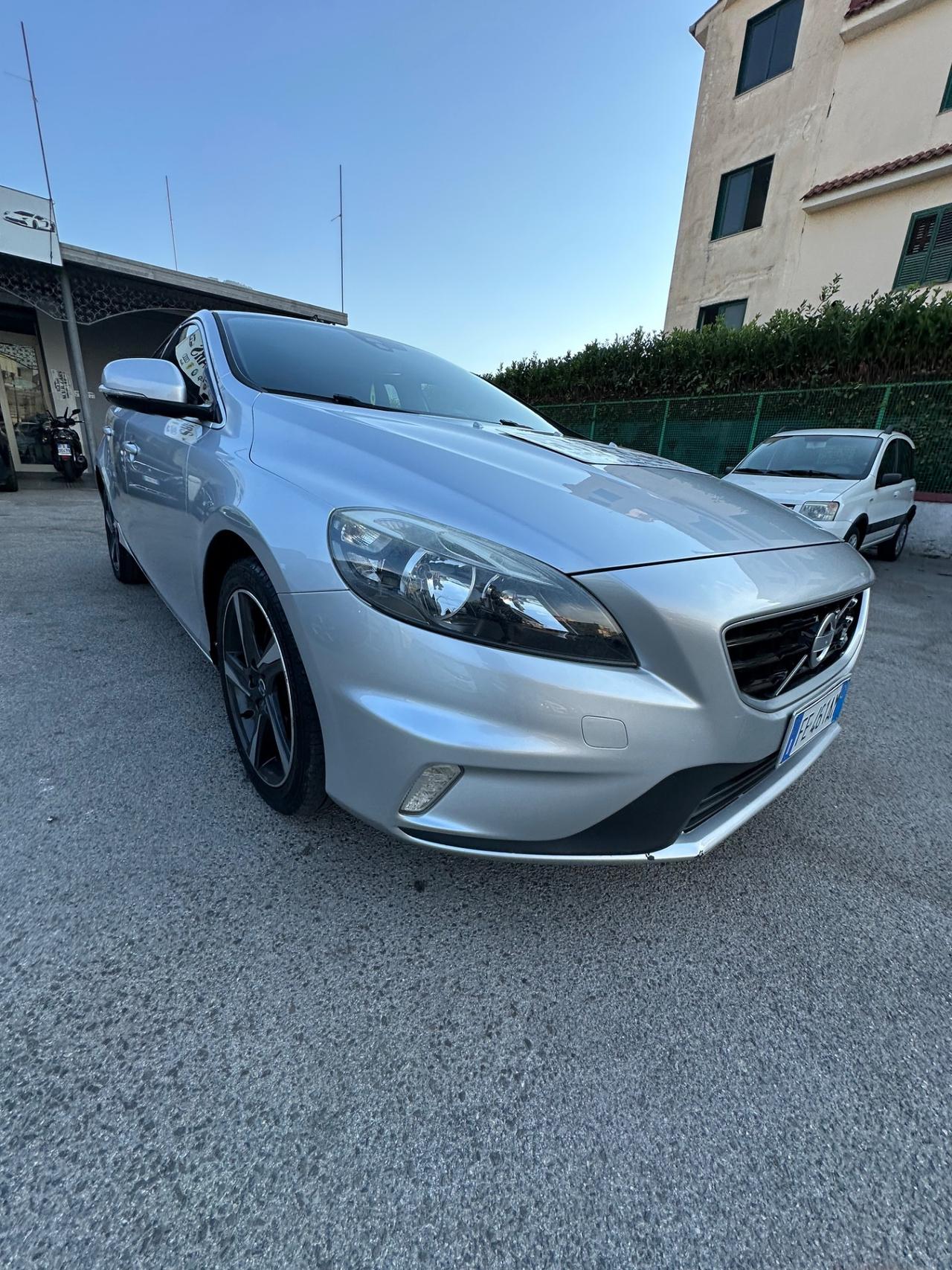 Volvo V40 D4 R-design Momentum