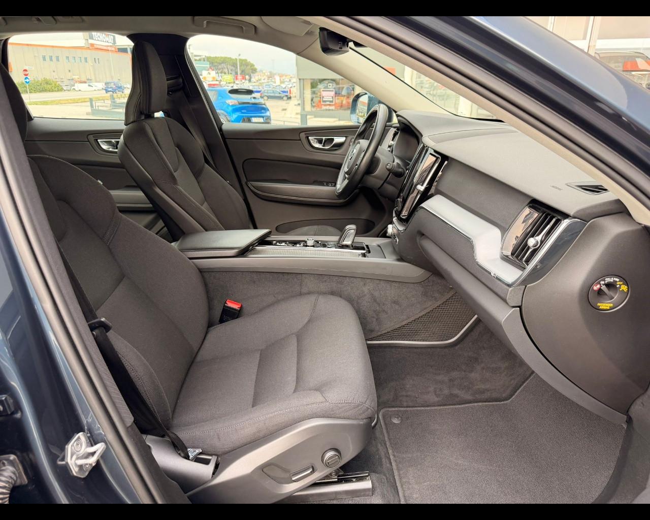 VOLVO XC60 B4 AWD MOMENTUM AUTO