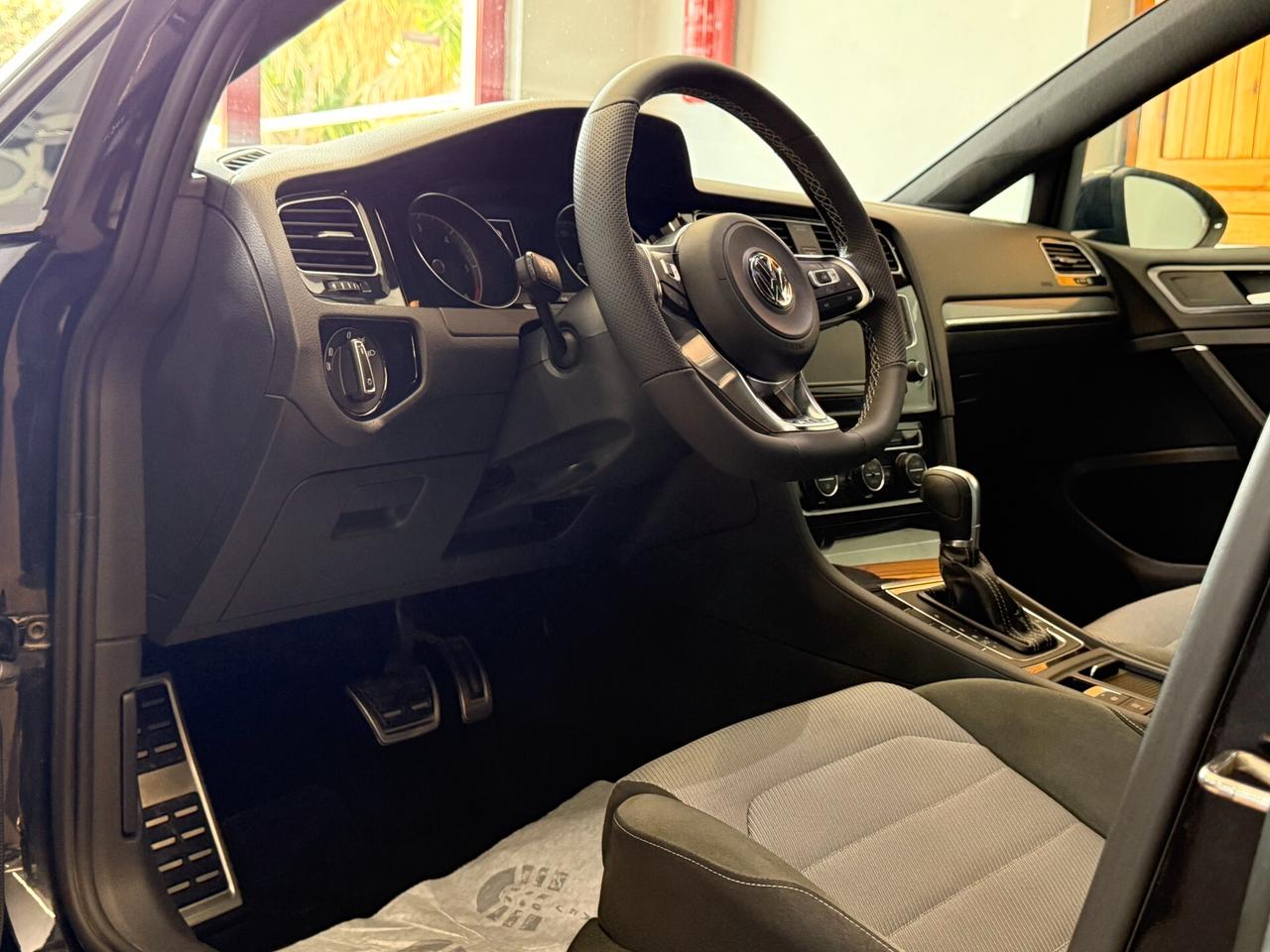 Volkswagen Golf 2.0 TDI DSG 5p. Highline BlueMotion R line.