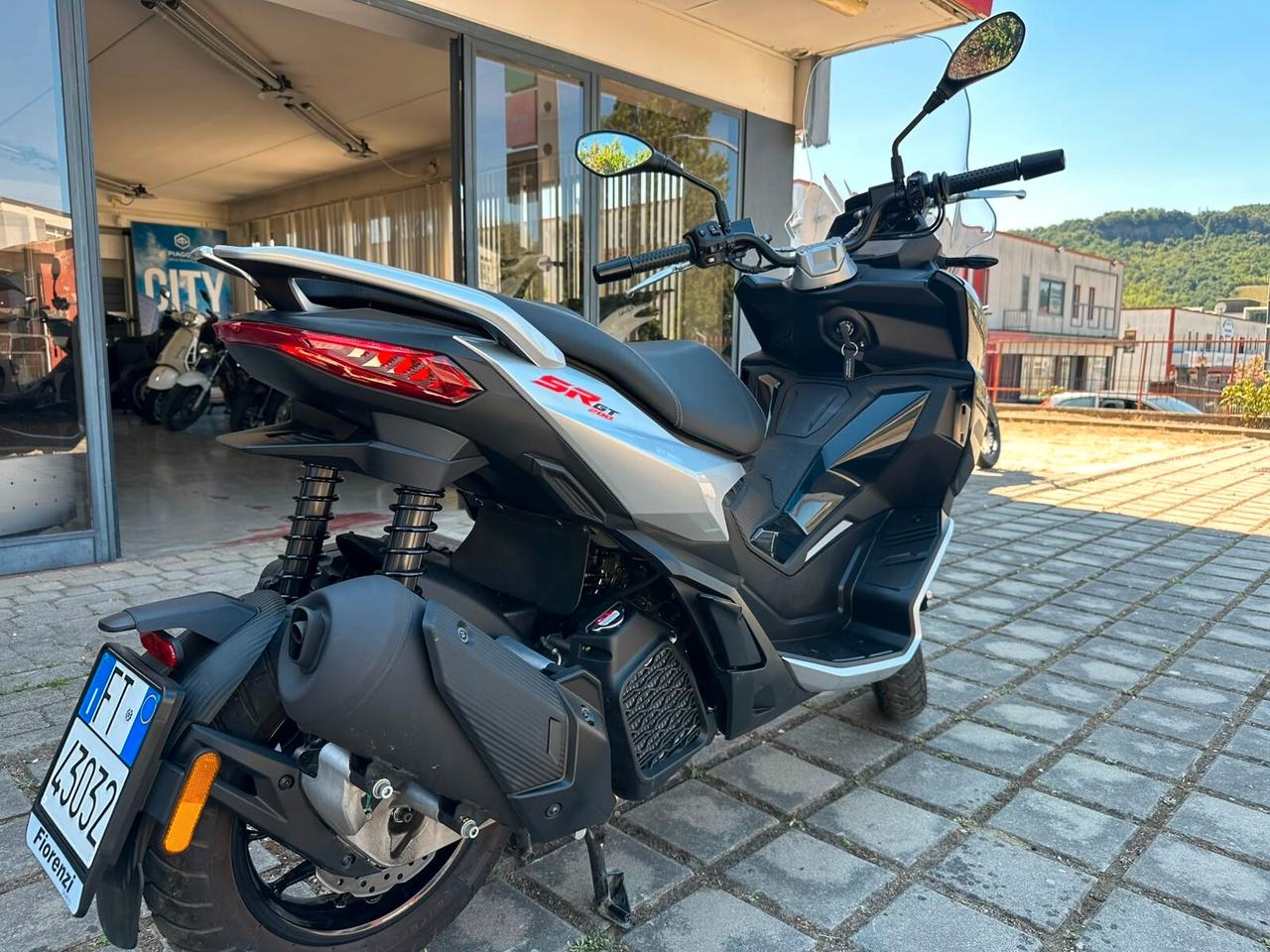 Aprilia SR GT 200