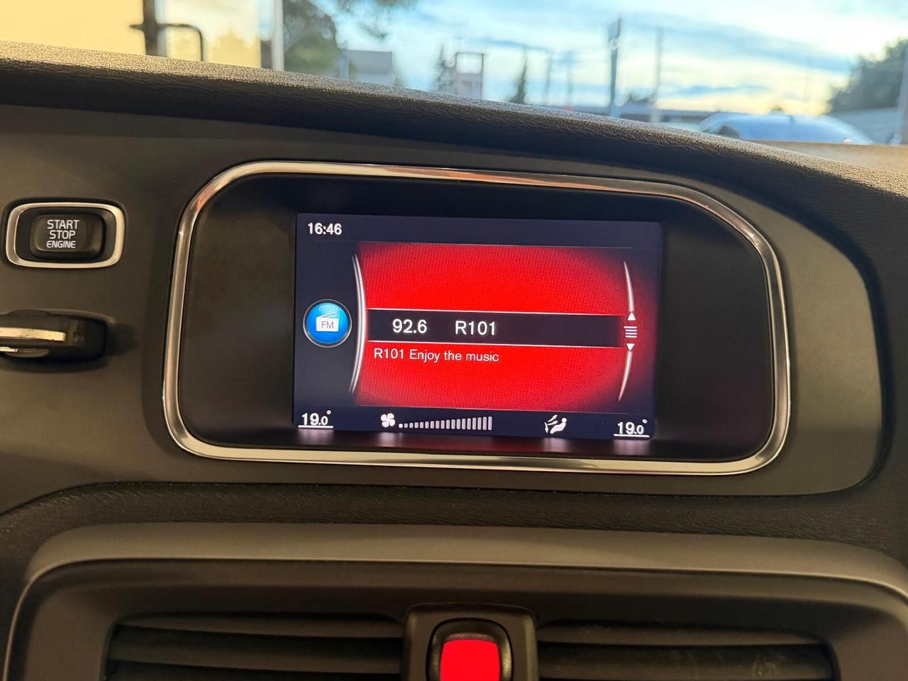 VOLVO V40 2.0 D2 GEARTRONIC 120CV PELLE NAVI CAM ANNO 2019