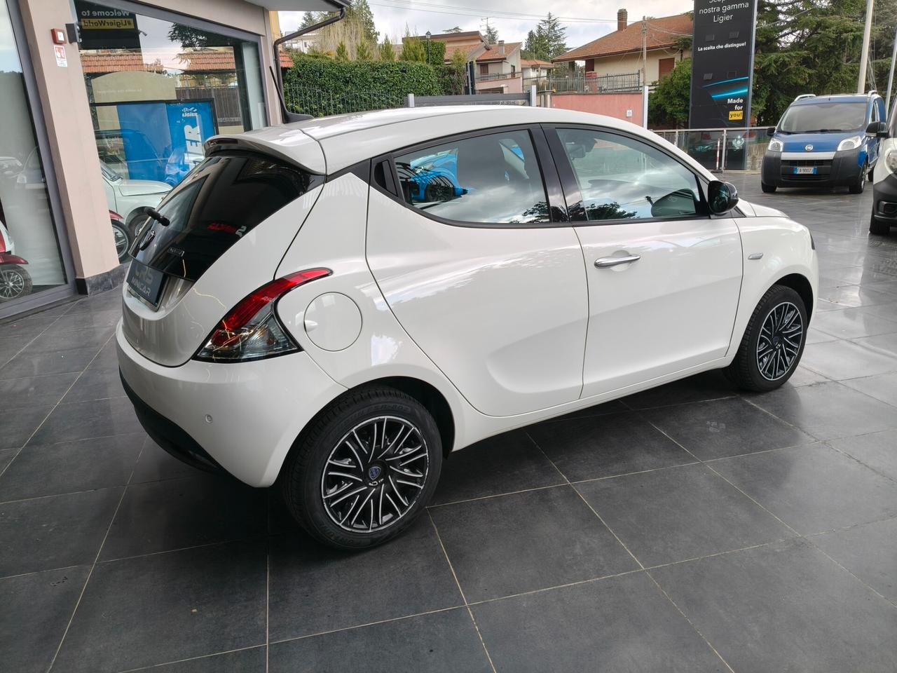 Lancia Ypsilon 1.0 FireFly 5 porte S&S Hybrid Ecochic Gold