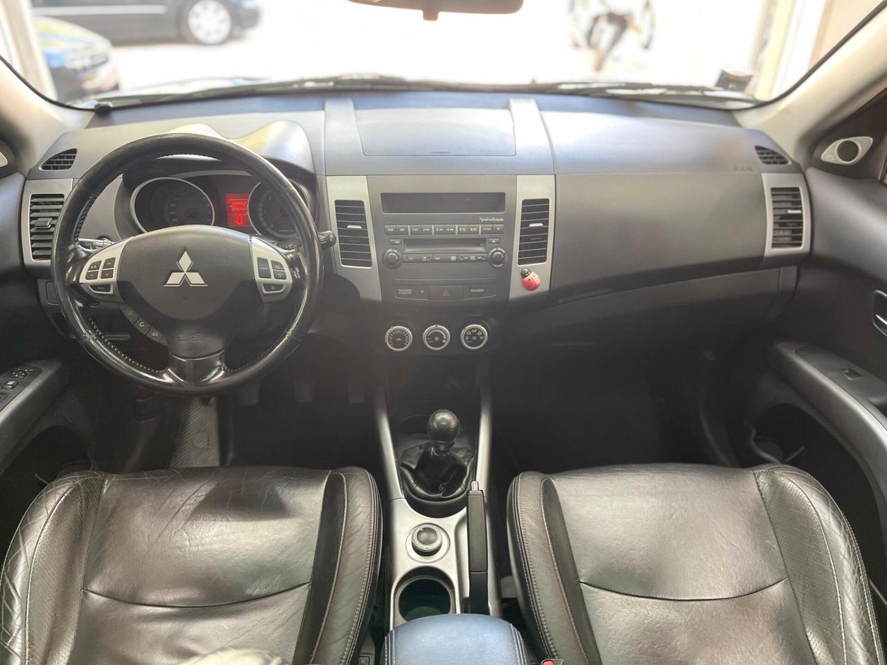 Mitsubishi Outlander 2.0d 4X4 GANCIO TRAINO 7 POSTI