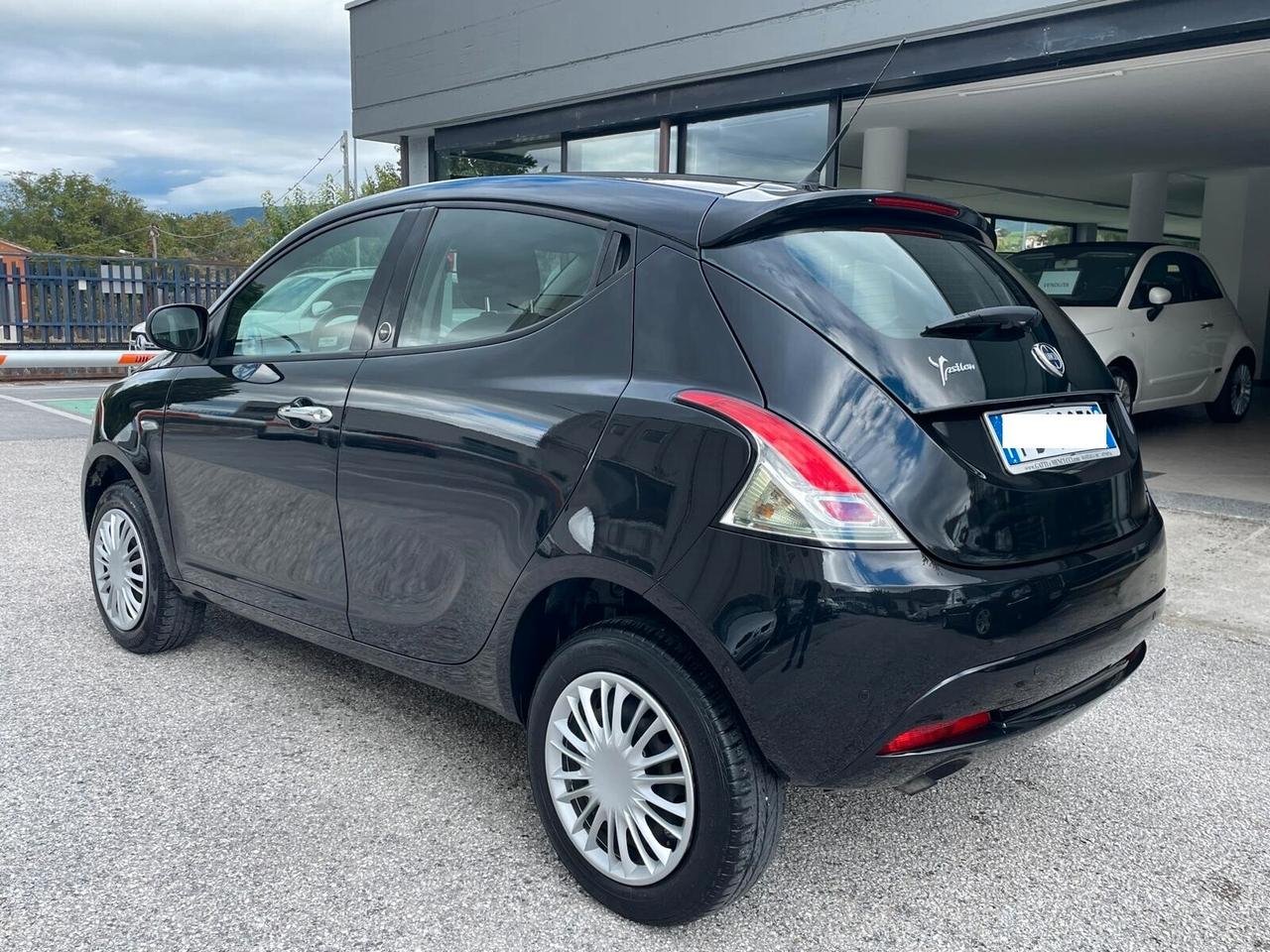 Lancia Ypsilon 0.9 TwinAir 85 CV 5 porte Metano Ecochic Silver