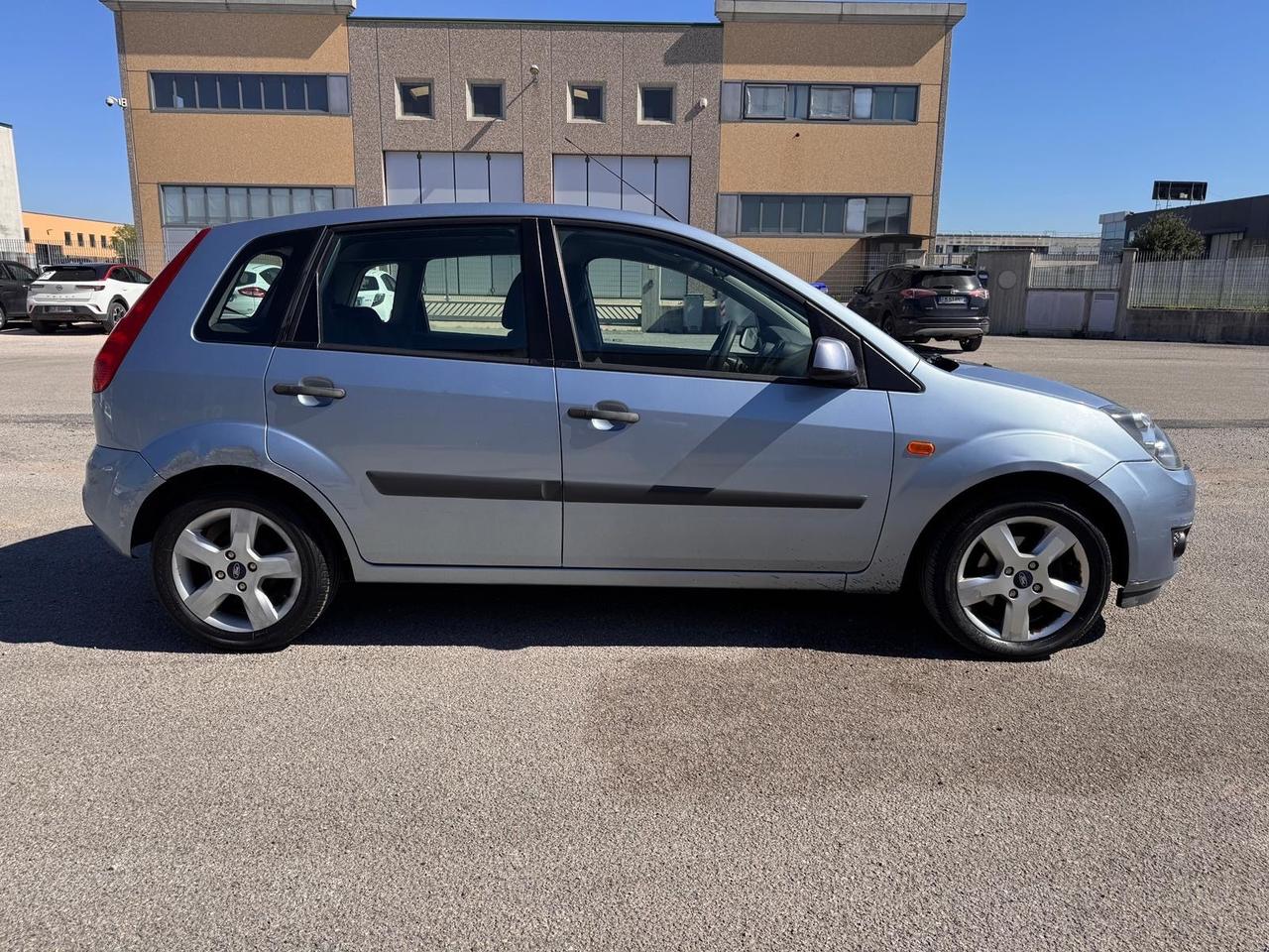 Ford Fiesta 1.2 16V 5p. Ghia km 144000