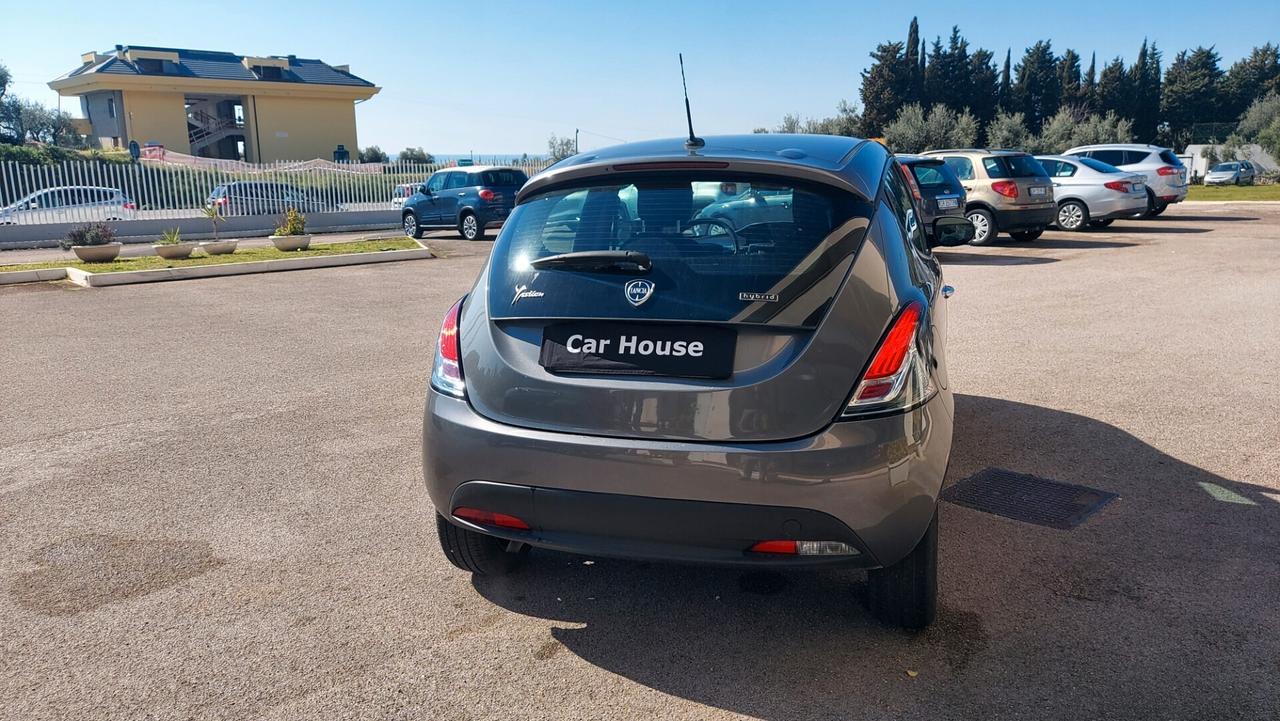 Lancia Ypsilon 1.0 FireFly 5 porte S&S Hybrid Ecochic Silver