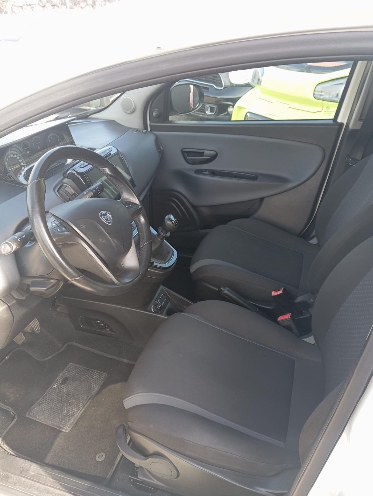 Lancia Ypsilon 1.2 69 CV 5 porte Silver 2017