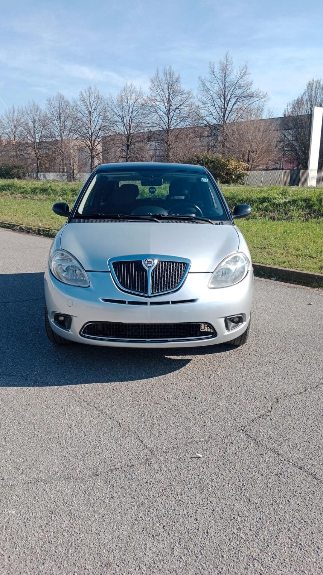 Lancia Ypsilon 1.4 16V bicolore argento e nera