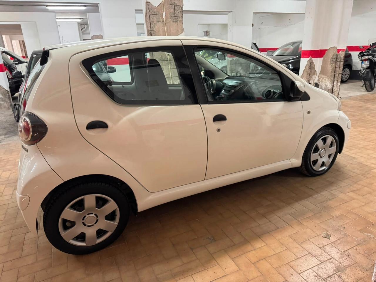 TOYOTA AYGO 1.0 CONNECT – SOLO 59.000 KM – GARANZIA – NEOPATENTATI OK”.